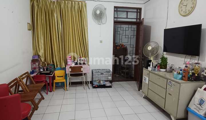 Rumah Mininmalis ,Bangunan 2,5Lt, Dalam Komplek Taman Palem Lestari - Jakarta Barat