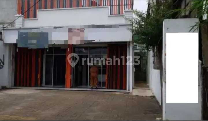 Land with a Bag House in a prime location by the main road, highly strategic, suitable for business.