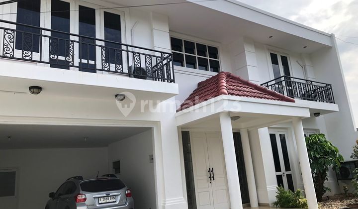 Disewakan rumah mewah  dan terawat,cocok untuk keluarga besar ada kolam renangnya