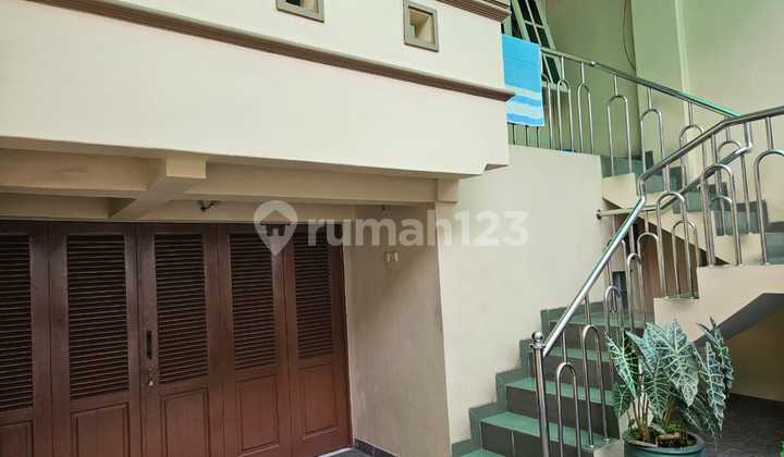 Rumah Minimalis Modern 2lt tarletak di area yang sangat strategis.