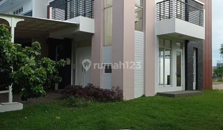 Dijual Rumah Hoek Samping Danau di Cluster Green Lake City, Bagus 1