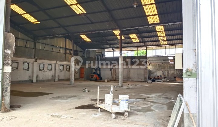 Flood-Free Warehouse North Facing Full Access 40 Containers in Daan Mogot West Jakarta