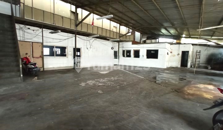 Don't miss this nice warehouse in a commercial area of Tanjung Duren, West Jakarta.