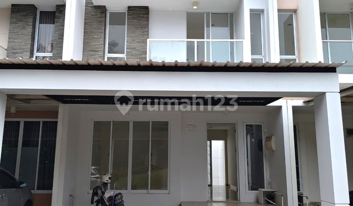 Bisa Nego! Rumah Depan Taman Cantik & Luas, Kondisi Bagus di Green Puri Jakarta Barat