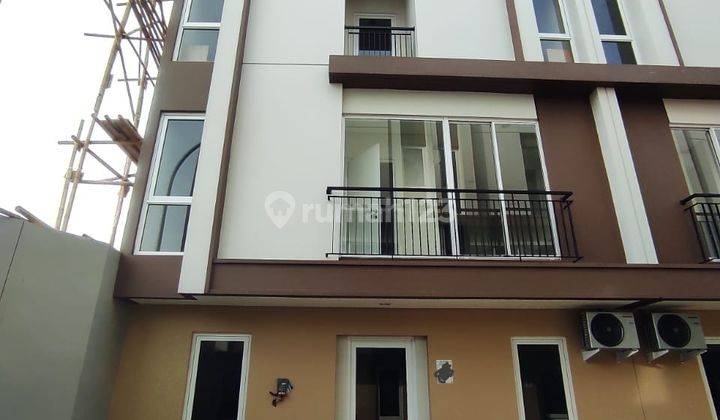 Rumah Full Furnish 3 Lantai di Bsd, Tangerang, Jarang Ada, Bagus 1