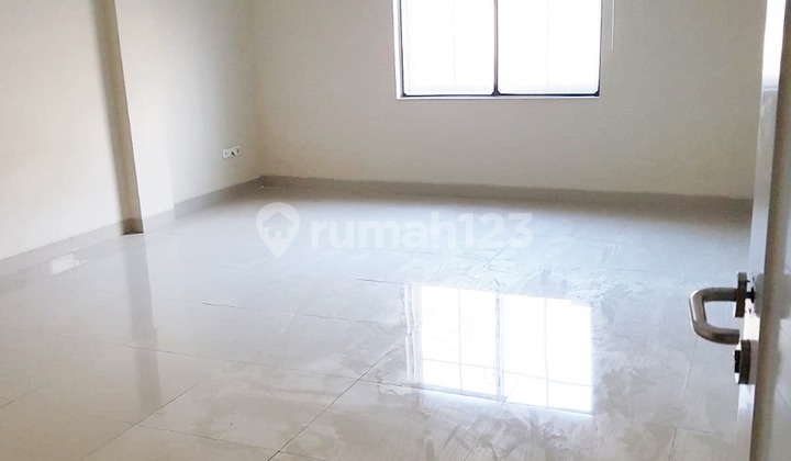 Hot Deal! Great CBD Shop House, Strategic Access Near Toll and Busy Business Area in Green Lake City