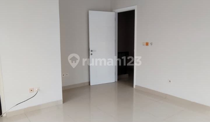 Rumah Full Renovasi, Lingkungan Nyaman, Posisi Hook dan Dekat Tol Karang Tengah di Cluster Amerika Green Lake