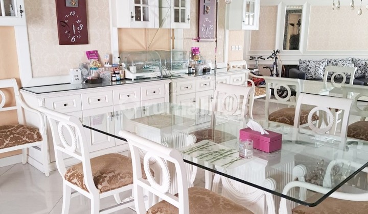 Apartemen Taman Anggrek Full Furnished, Strategis dan Interior Mewah di Grogol