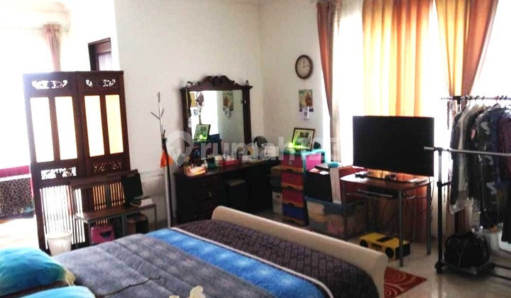 Siap Huni Rumah yang Nyaman 2 Lantai + Basement di Kemanggisan