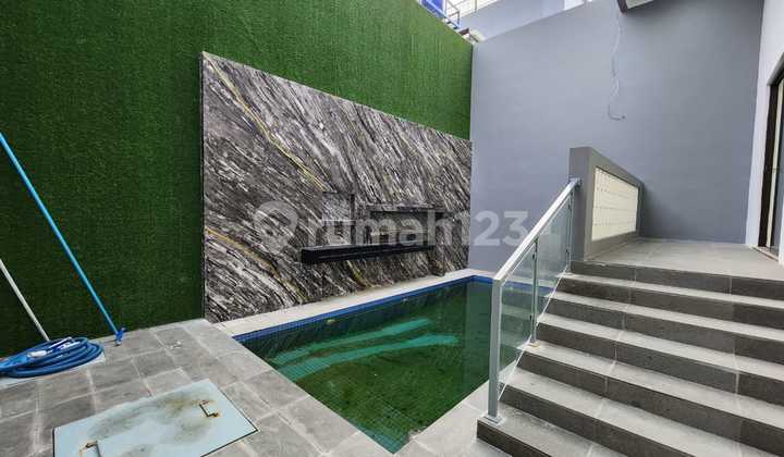 Nego Rumah Mewah dengan Kolam Renang dan Siap Huni di Taman Surya Kalideres 2