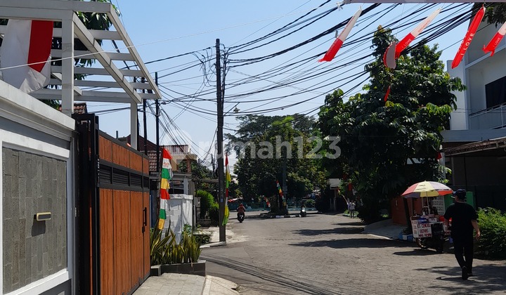 Rumah Dijual 3 Lantai SHM Modern Tropical di Pamulang Estate 2