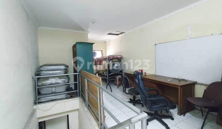 Shop house with a good and strategic location. 2