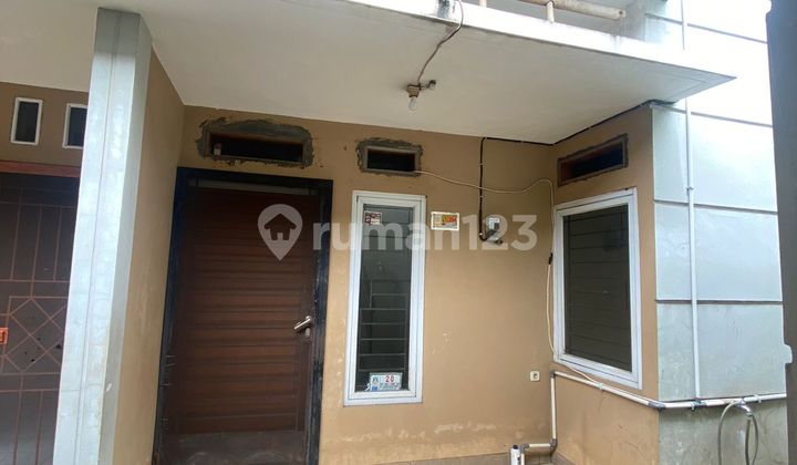 A beautiful house cannot be passed by cars in front of the house.