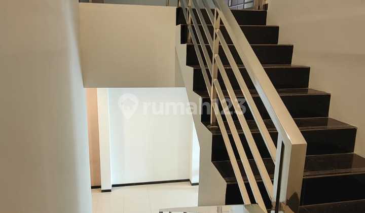 Turun Harga Rumah Nyaman Modern 2 Lantai Lokasi di Mekar Wangi 2