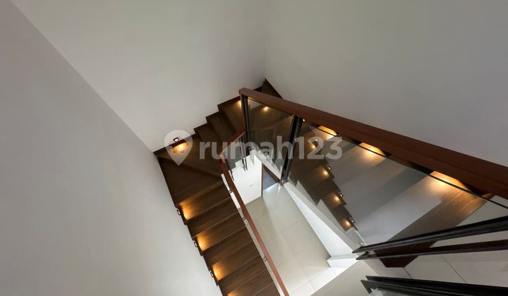 New Lux House Located in the Mekar Wangi Complex 2