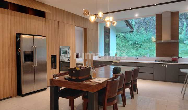 Rumah Modern Nyaman 3 Lantai Lokasi di Setra Duta