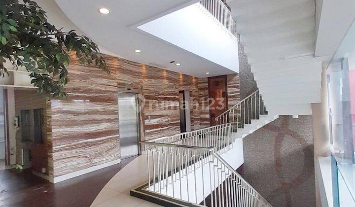 Gedung Komersial 4 Lantai Siap Pakai Posisi Hook Di Tebet Barat
Selangkah Ke Gatot Soebroto
Lingkungan pusat bisnis dan niaga di area Jl Gatot Subroto, Tebet dan Kuningan
 21