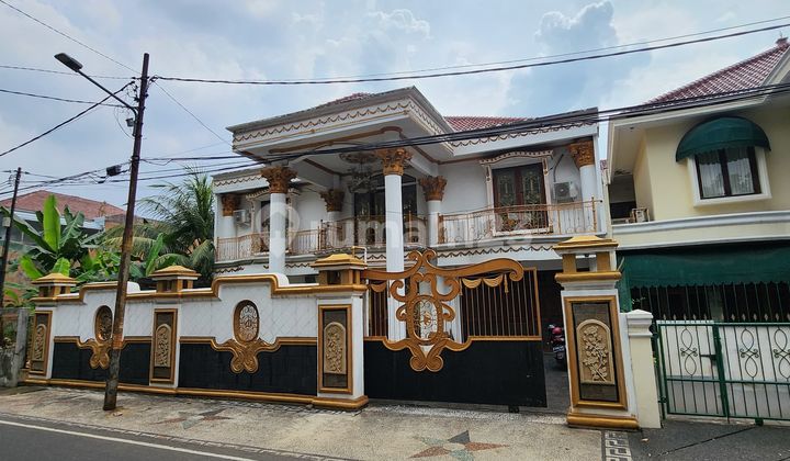 Rare Find, Luxurious House with Extensive Land in the Elite Area of Bintaro Sector 1, South Jakarta 2