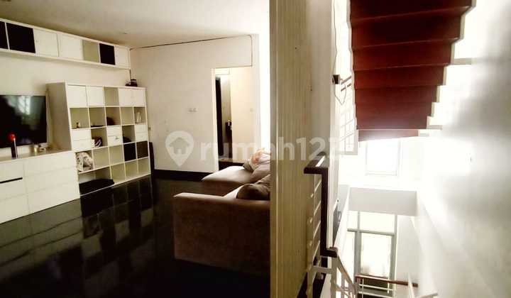 A Very Lush and Well-Maintained House Inside a Complex in Pondok Indah. The house is in a Semi-Furnished condition. The environment is very comfortable and safe with 24-hour security. The location is very strategic, just a step away from Pondok Indah Mall. 2