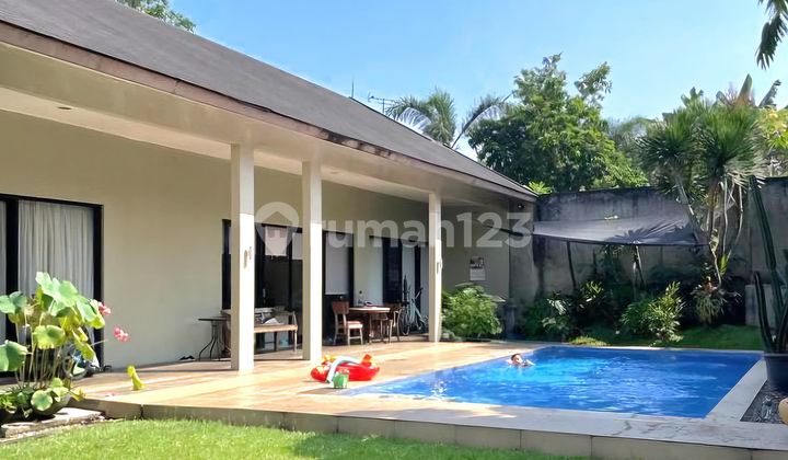 Rumah Murah Jarang Ada, Rumah Asri Dengan Halaman Yang Luas Dengan Private Swimming Pool Di Bintaro Sektor 9 Area