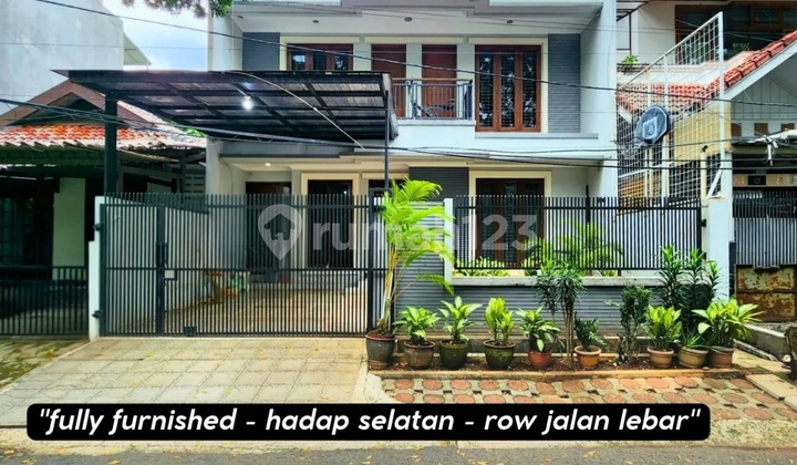 Ready-to-Live 2-Story House Fully Furnished in Pondok Indah Complex, Comfortable and Lush Environment Near Park, 3-Car Road Access, One Gate System with 24-Hour Security