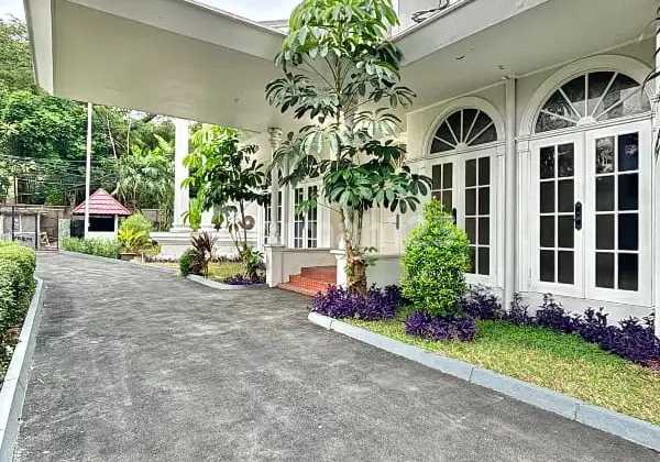 Dijual Rumah Mewah di Simprug Area Elit dan Nyaman Dekat Senayan