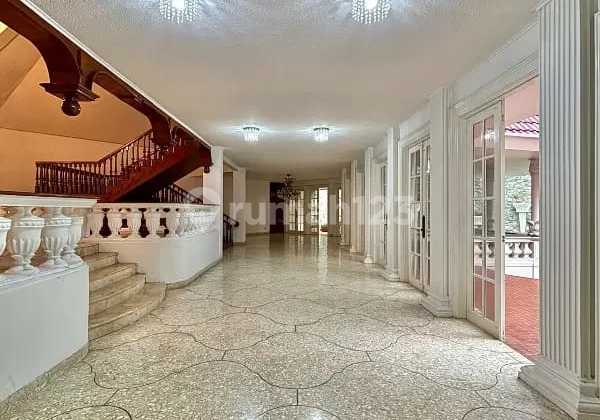 Dijual Rumah Mewah di Simprug Area Elit dan Nyaman Dekat Senayan 2