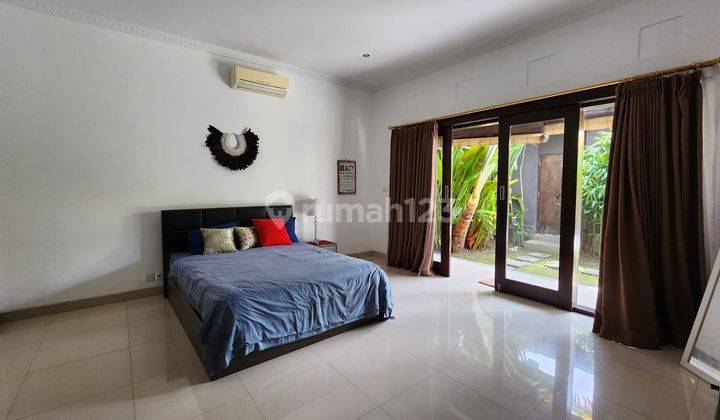 For Lease Beautiful 2 Bedrooms Full Furnished Villa with Open Living Room at Batu Belig 8