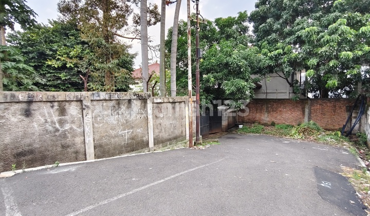 Rumah Strategis Dgn Halaman Luas di Bintaro Jaksel Va-17336 2