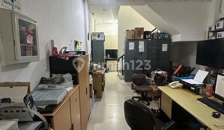 Strategic Shop House Suitable for Office in Kebayoran Lama, South Jakarta LH-17392 2