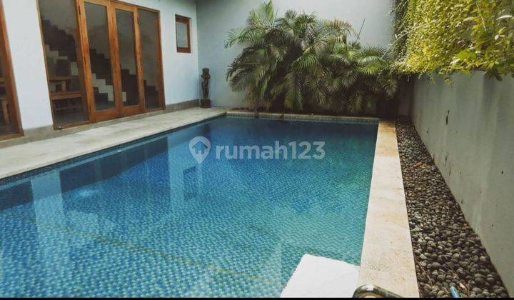 Rumah 2 lantai di dekat area turis Kerobokan  1