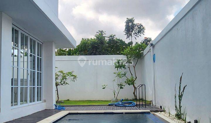 Rumah modern di lingkungan turis kerobokan 2