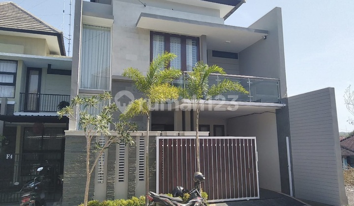 Comfortable House in a Housing Complex Environment