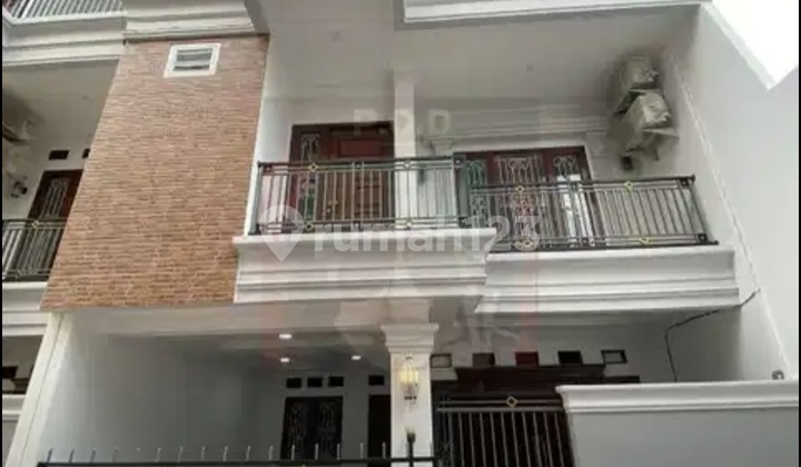 Rumah 3 Lantai Area Adam Malik Dekat Cipadu