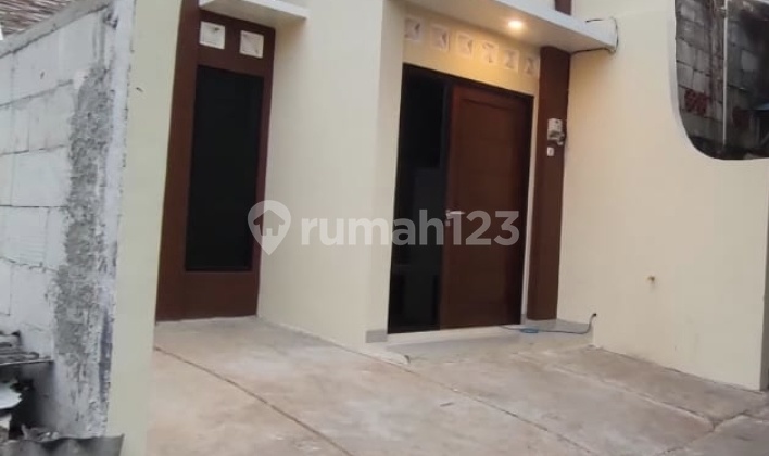 Single-Story House in Ciledug Area, Access for 1 Car 2