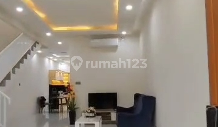 2-Story House in DKI Land Plot Area Near Meruya 2