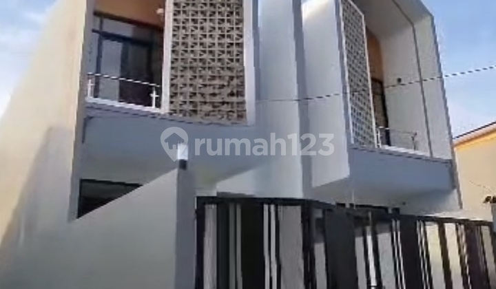 2-Story House in DKI Land Plot Area Near Meruya 2-Story House in DKI Land Plot Area Near Meruya