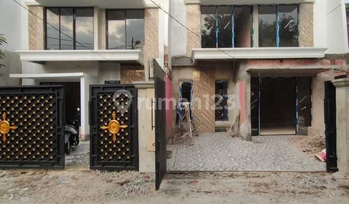 Rumah 2 Lantai Area Larangan Dekat Burgerking