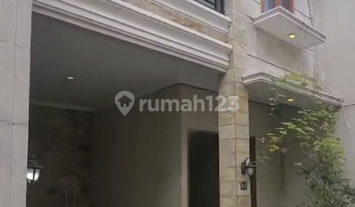 Rumah 2 Lantai Area Jagakarsa Dekat Jalan Perdamaian
