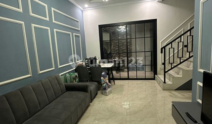 Luxury Classic Furnished Town House in Jagakarsa Ready to Occup