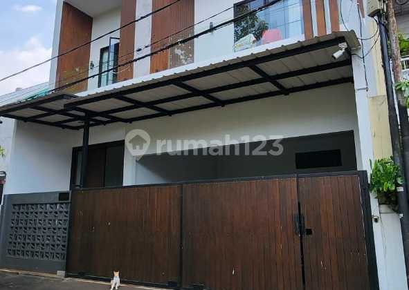 Rumah Cantik Taman Meruya Ilir Semi Furnish Bebas Banjir