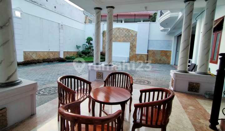 Rumah Raya Darmo Pusat Kota Surabaya Siap Pakai Ada 8 Unit AC dan Perabotan.