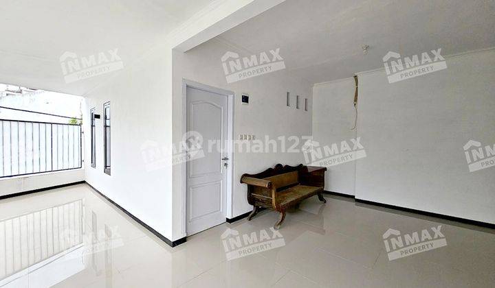 Disewakan Rumah Hook 2 Lantai Murah Semi Furnished di Griya Shanta 2