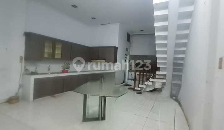 Turun Harga! Rumah 3 Lantai di Pinggir Jalan di Kartini Jakarta Pusat Turun Harga! Rumah 3 Lantai di Pinggir Jalan di Kartini Jakarta Pusat