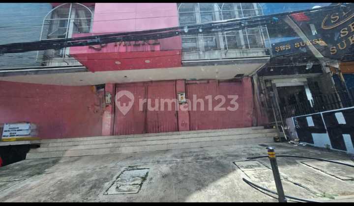 5-Story Shophouse with 3 Connected Units, Suitable for Warehouses, Offices, Showrooms, etc. in Melawai, South Jakarta