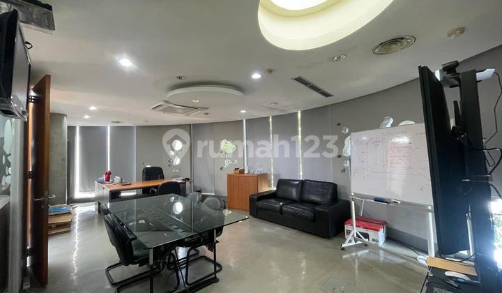 Gedung Komersil Strategis Siap Operasional Parkir Luas Harga Dibawah NJOP di Area Kemang Jakarta Selatan