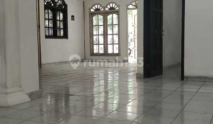 House by the Road can be used as a Warehouse Suitable for Mbg in Duren Sawit, East Jakarta