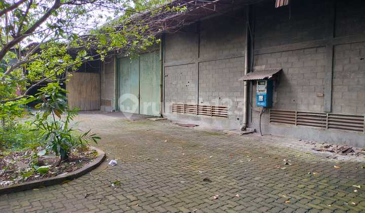 Spacious Warehouse in Premium Location Near Toll Road, Former Paper Warehouse in Pasar Rebo, East Jakarta Spacious Warehouse in Premium Location Near Toll Road, Former Paper Warehouse in Pasar Rebo, East Jakarta