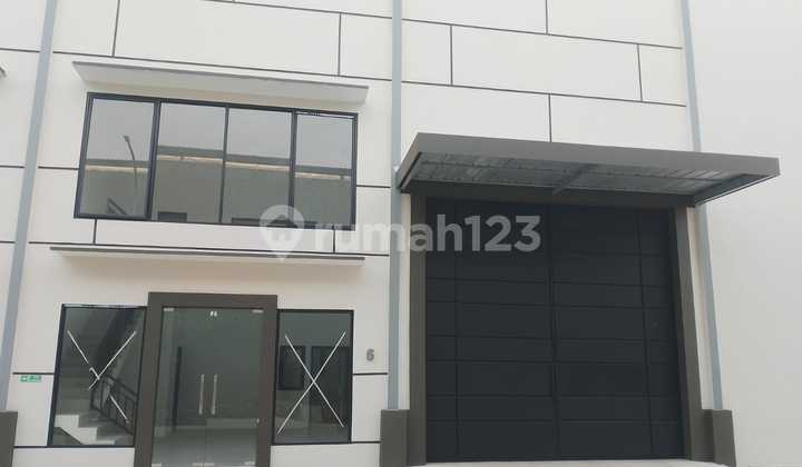 Ready-to-Use Safe Warehouse in a Warehouse Complex with Easy Access to Toll Road & Airport in Daan Mogot, West Jakarta Ready-to-Use Safe Warehouse in a Warehouse Complex with Easy Access to Toll Road & Airport in Daan Mogot, West Jakarta