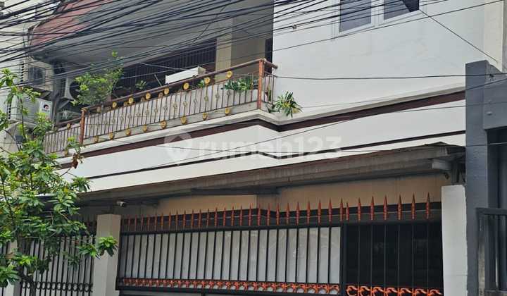 Rumah 2 Lantai Bagus Rapi Terawat di Setiabudi Jakarta Selatan